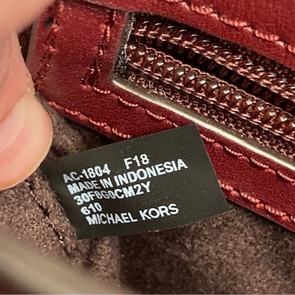 Michael kors Cary medium grommeted saddle bag in burgundy leather - Picture 11 of 13